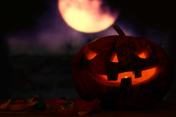 Calabaza de Halloween en el cielo nocturno con la luna №46158
