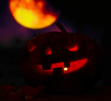Citrouille d`Halloween dans le ciel de la nuit avec la lune №46159