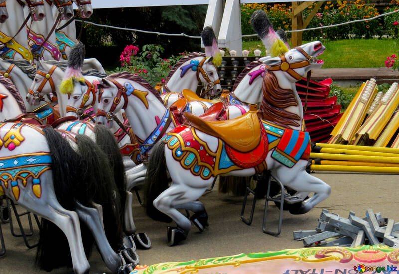 Les enfants avec un cheval de carrousel №46734