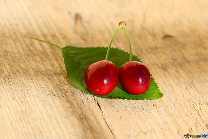 Cherry su una tavola di legno №46252