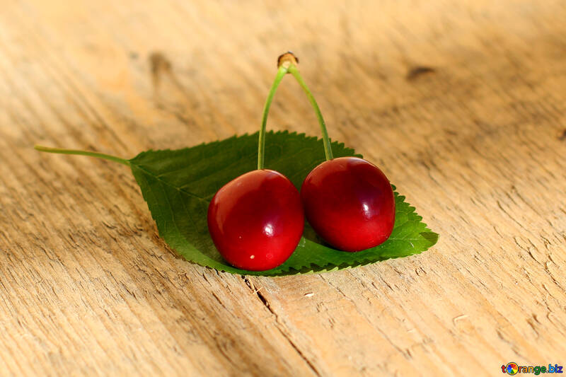 Cherry su una tavola di legno №46253