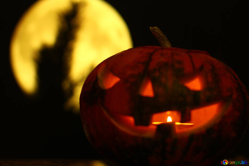 Halloween-Kürbis auf dem Hintergrund des vollen, runden Mond №46177