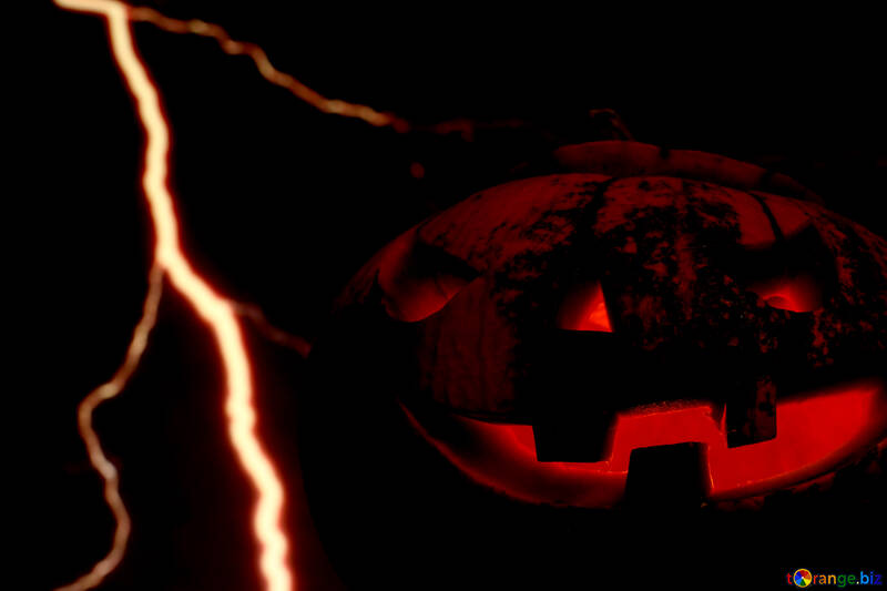 Zucca di Halloween sullo sfondo di un fulmine №46184