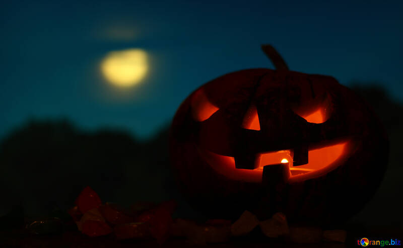 Halloween-Kürbis im Hintergrund des Mondes №46170