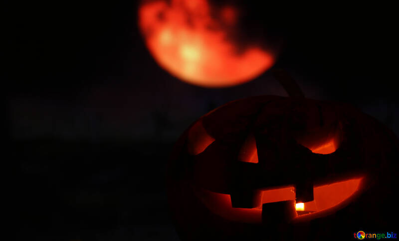 Calabaza de Halloween en el cielo nocturno con la luna №46160
