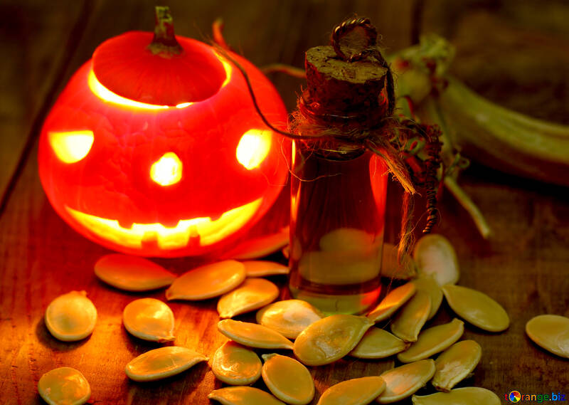 La pequeña calabaza de Halloween con semillas №46208