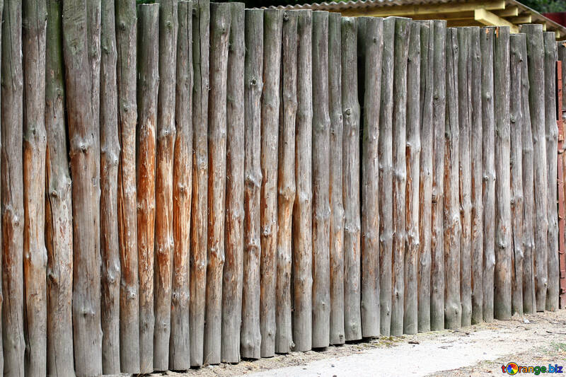 Una valla hecha de troncos de árboles №46103