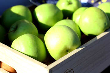 Grüne Äpfel in einer Holzkiste №47368