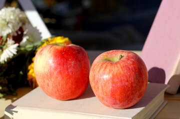 Apples on a wicker plate №47371
