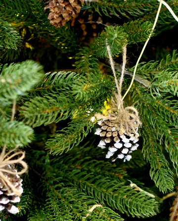 Decoración de corona de Navidad en un árbol de Navidad №47816