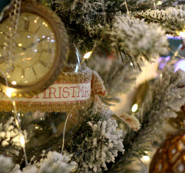 Weihnachten Spielzeug Vintage-Uhr auf einem Weihnachtsbaum №47785