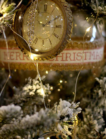 Weihnachten Spielzeug Vintage-Uhr auf einem Weihnachtsbaum №47783