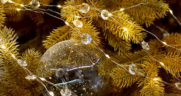 Cuentas de vidrio y una guirnalda de luces en el árbol de Navidad №47728