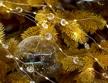 Contas de vidro e uma guirlanda de luzes na árvore de Natal №47729