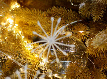 Cuentas de vidrio y una guirnalda de luces en el árbol de Navidad №47730