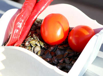 Kürbiskerne mit Paprika und Tomaten №47505
