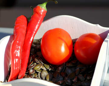 Kürbiskerne mit Paprika und Tomaten №47507