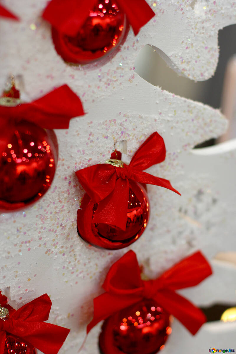 Boules rouges de Noël sur l`arbre de Noël blanc №47698