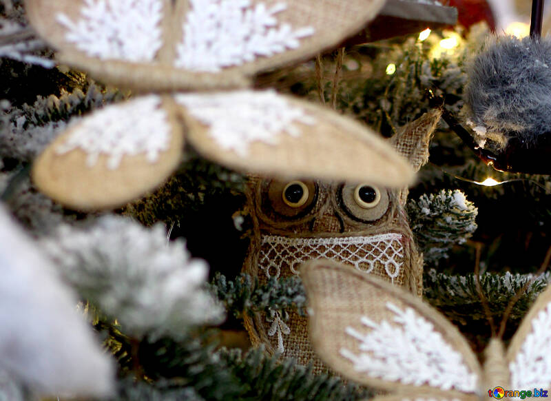 ツリー上の自家製クリスマスのおもちゃの蝶 №47681