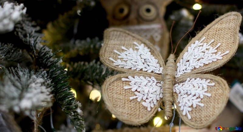 ツリー上の自家製クリスマスのおもちゃの蝶 №47683