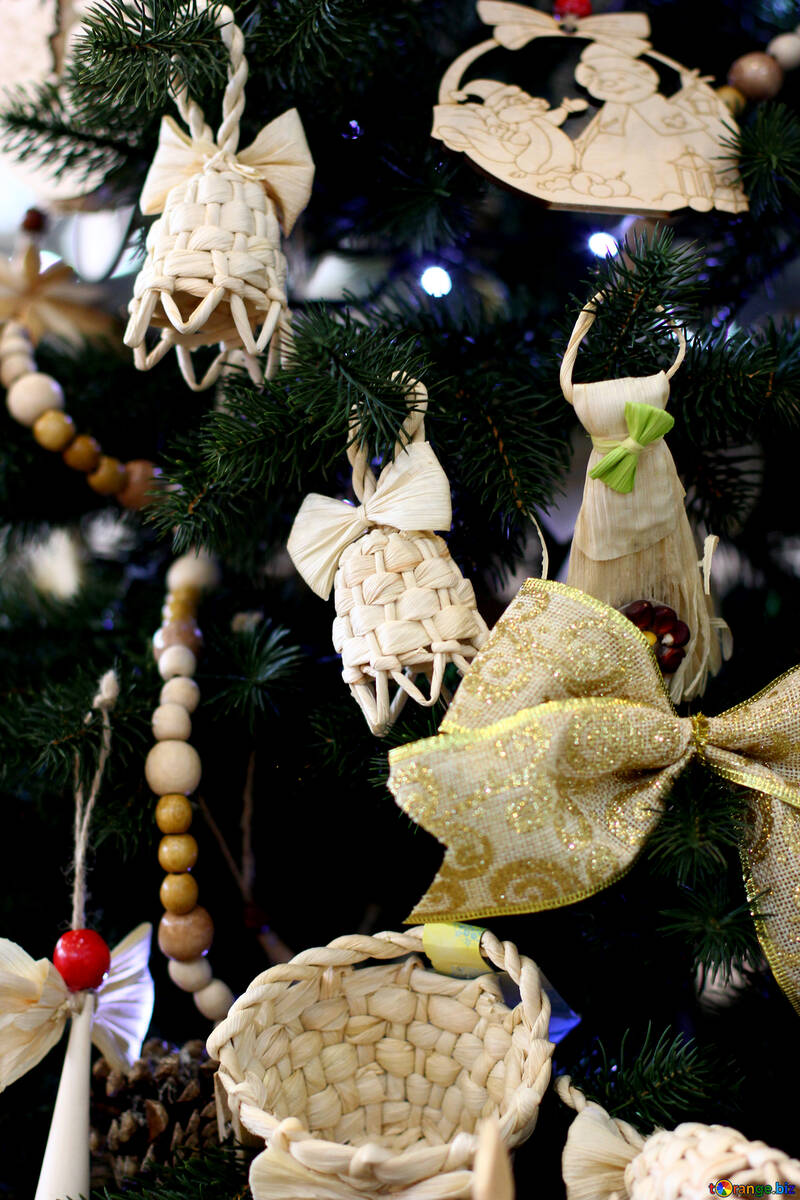 Juguetes de mimbre de la Navidad en el árbol de Navidad №47669
