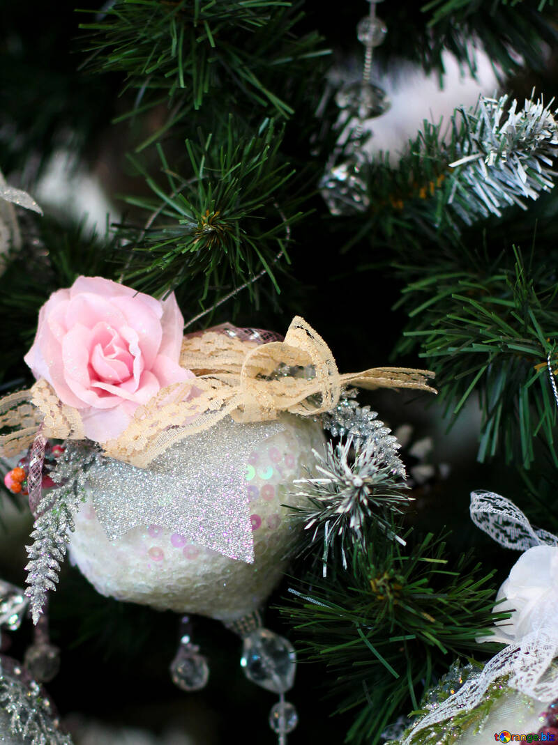 Boule de Noël sur l`arbre de Noël et de fleurs №47562