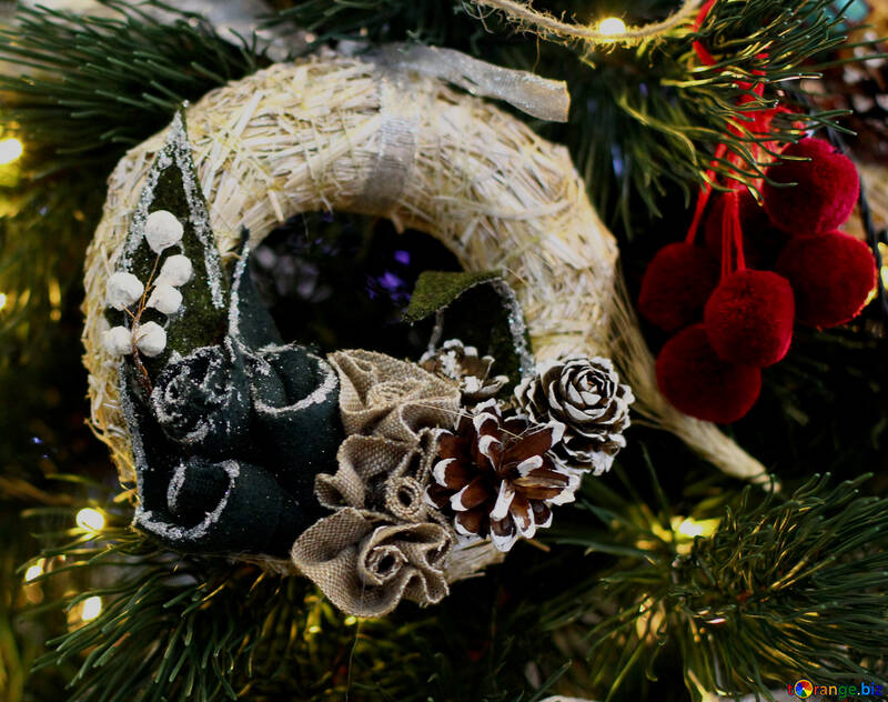 Christmas wreath decoration on a Christmas tree №47828