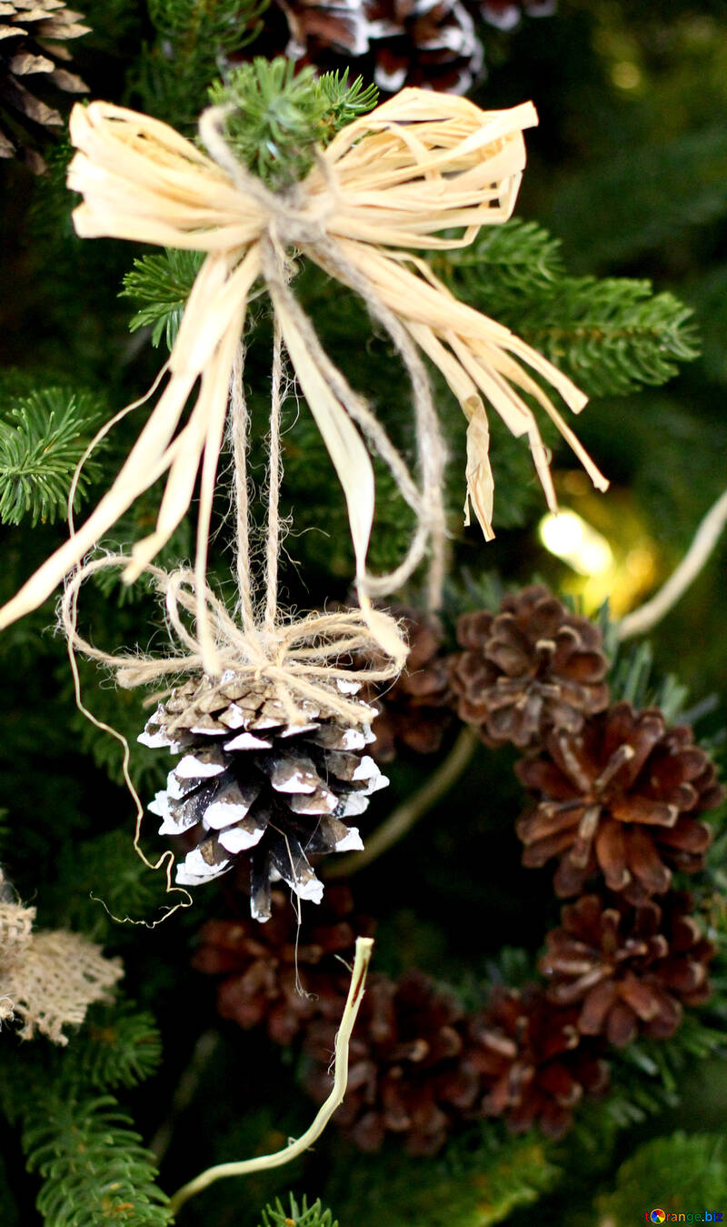 Decoração da grinalda do Natal em uma árvore de Natal №47811