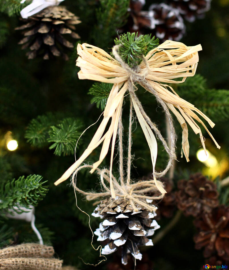 Christmas wreath decoration on a Christmas tree №47812