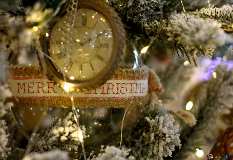 Weihnachten Spielzeug Vintage-Uhr auf einem Weihnachtsbaum №47786