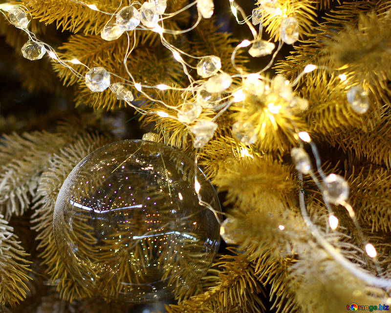 Juguetes de Navidad transparente sobre un árbol de Navidad con bombillas №47769