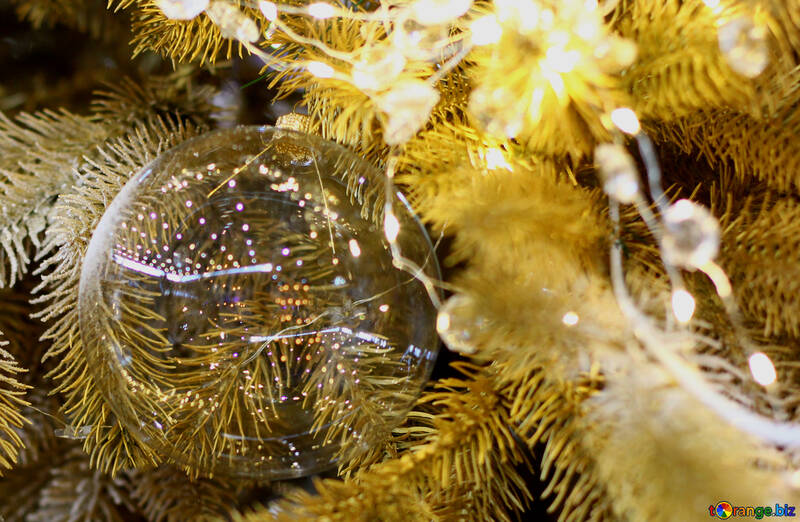 Juguetes de Navidad transparente sobre un árbol de Navidad con bombillas №47771
