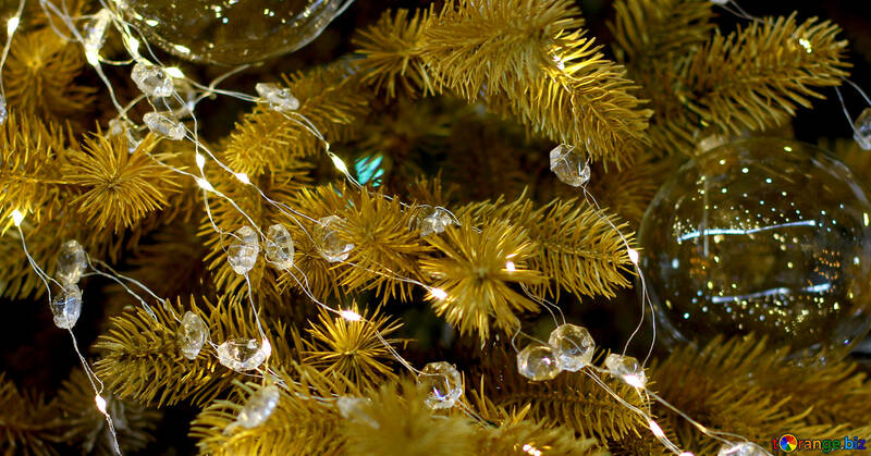 電球とクリスマスツリー上の透明クリスマスのおもちゃ №47765