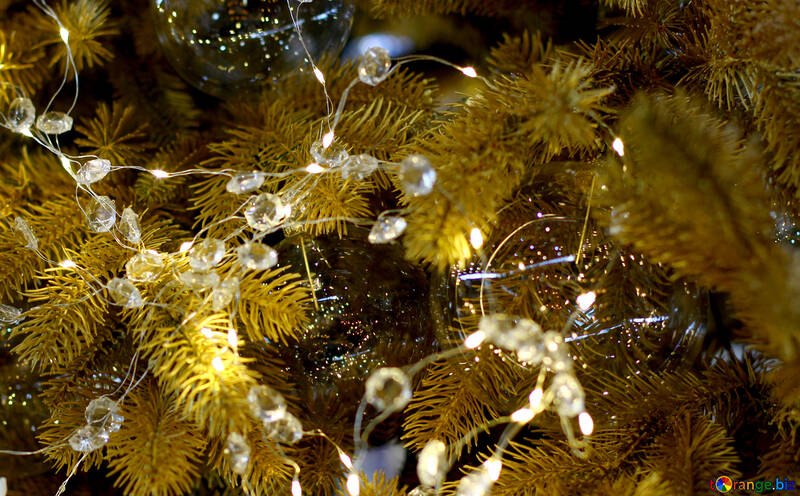 Brinquedo do Natal transparente sobre uma árvore de Natal com lâmpadas №47766