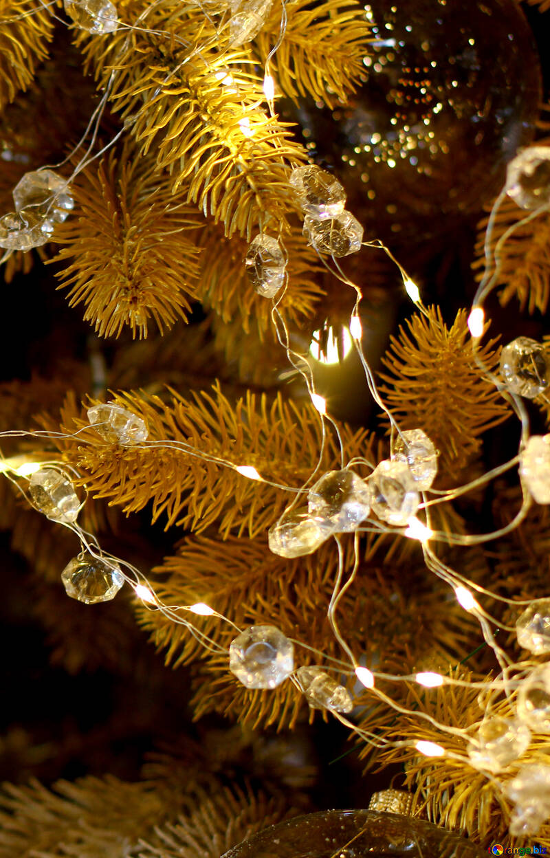 Transparent jouet de Noël sur un arbre de Noël avec des ampoules №47768