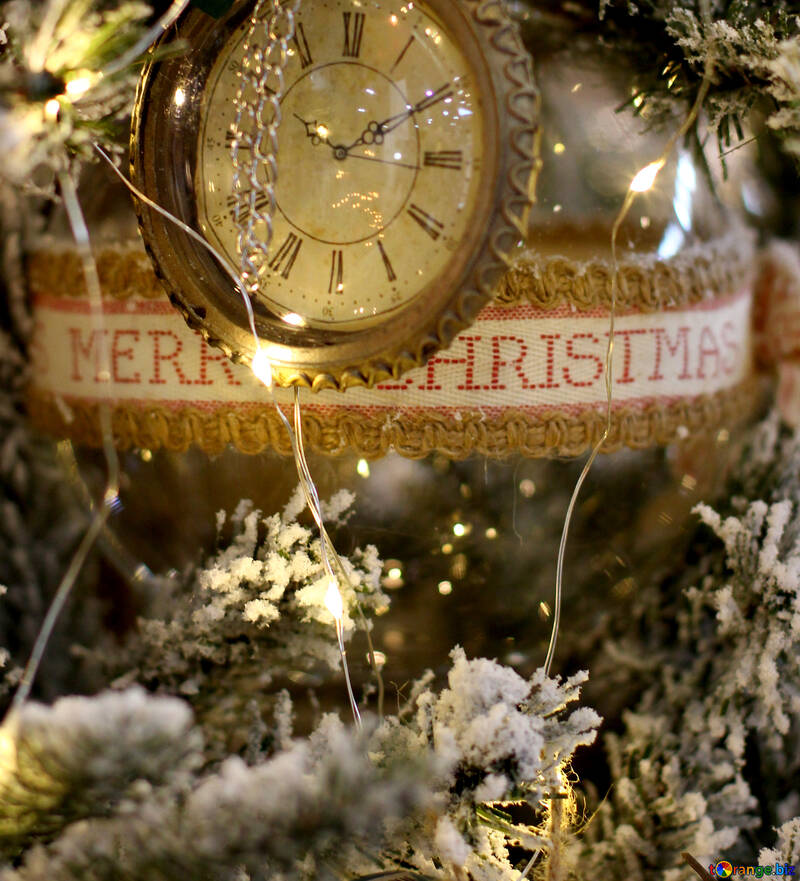 Weihnachten Spielzeug Vintage-Uhr auf einem Weihnachtsbaum №47782