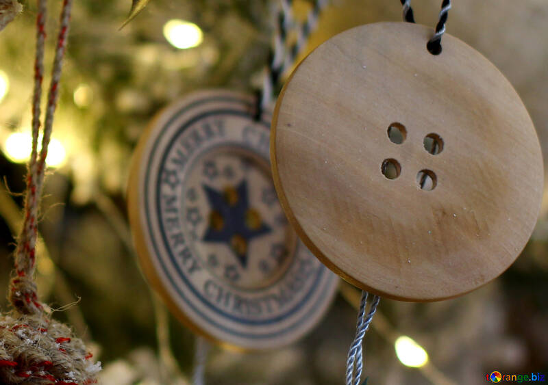 Juguetes de Navidad en el árbol de Navidad hechas de madera №47800