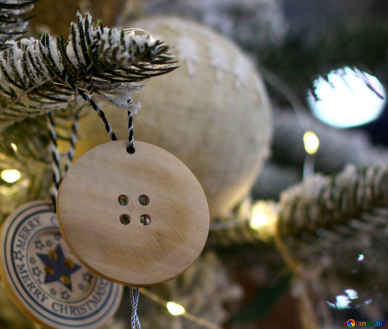 Juguetes de Navidad en el árbol de Navidad hechas de madera №47801