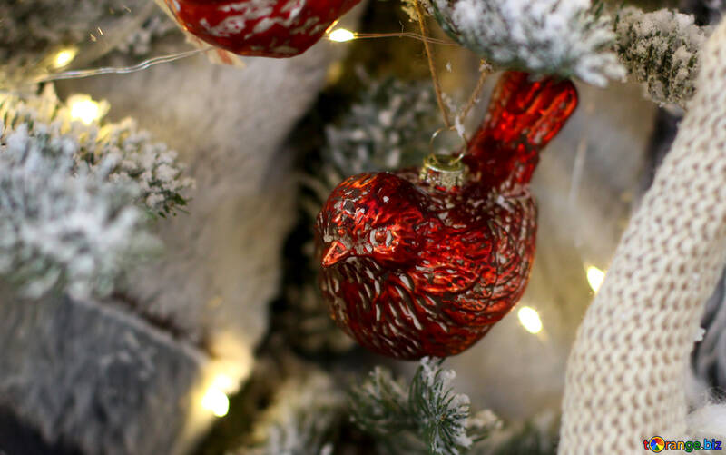 Juguetes de Navidad en el pájaro rojo del árbol de navidad №47688