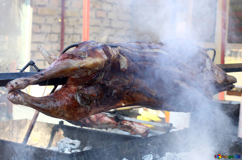 La carcasse de la viande de porc sur une brochette №47423