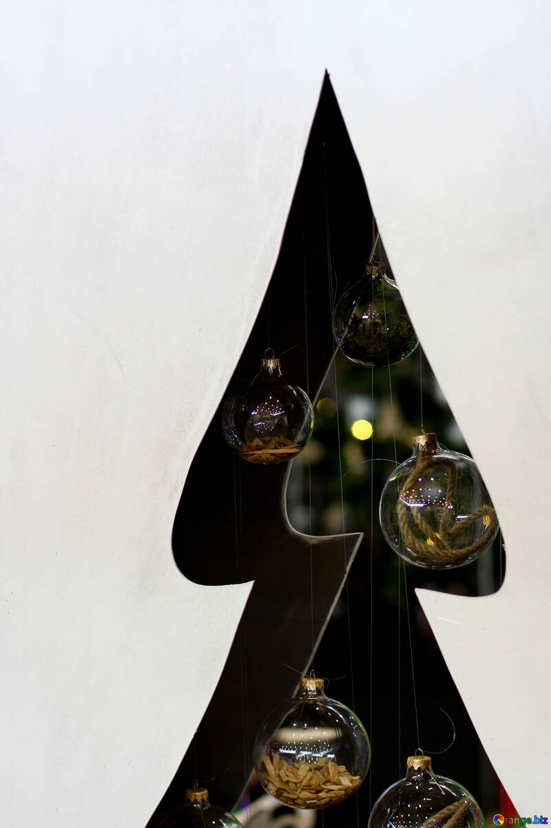 Дизайнерська новорічна ялинка вирізана з фанери з скляними кулями №47657