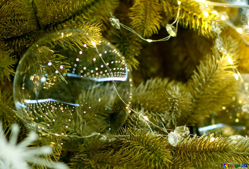 Boule de Noël en verre sur une branche d`un arbre de Noël №47711
