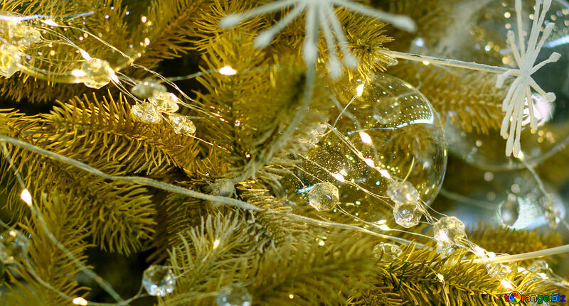 Boule de Noël en verre sur une branche d`un arbre de Noël №47712