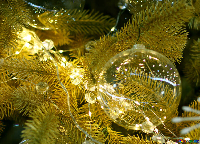 Boule de Noël en verre sur une branche d`un arbre de Noël №47715