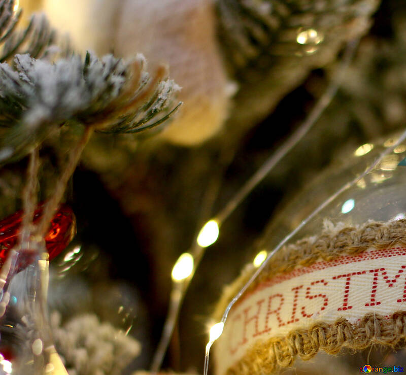 Bola de Navidad hecha de cristal y una guirnalda en un árbol de navidad №47565