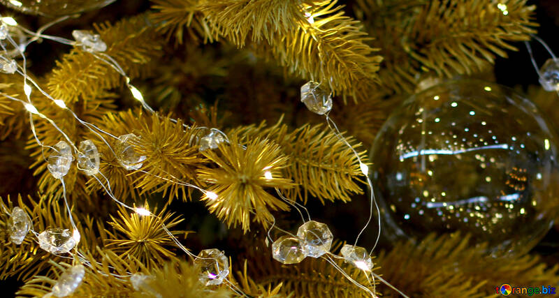 Palla di Natale fatto di vetro e una ghirlanda su un albero di Natale №47566