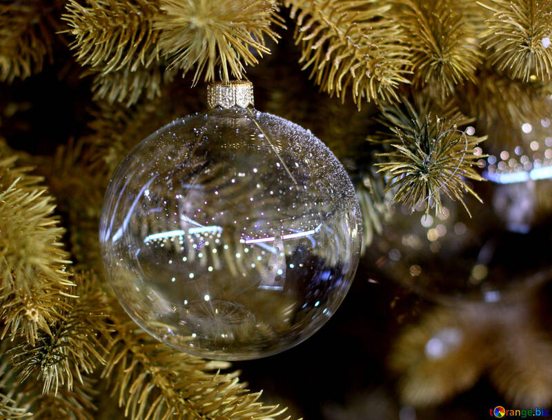Contas de vidro e uma guirlanda de luzes na árvore de Natal №47720