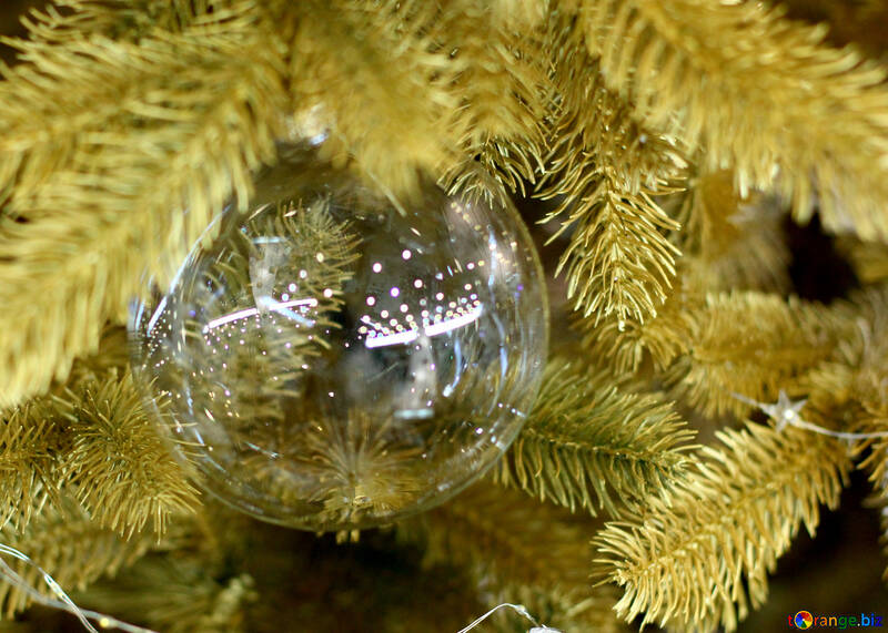 Cuentas de vidrio y una guirnalda de luces en el árbol de Navidad №47721