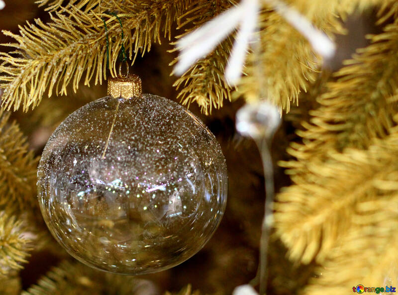 Contas de vidro e uma guirlanda de luzes na árvore de Natal №47722