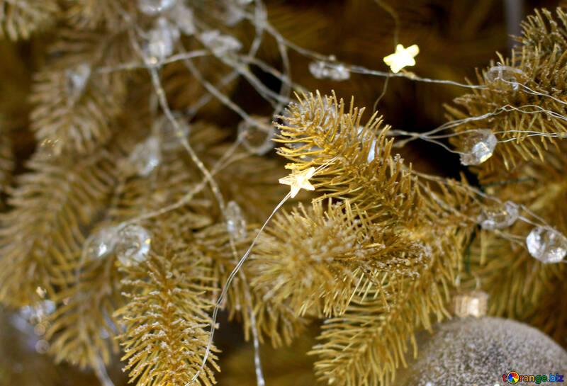 Contas de vidro e uma guirlanda de luzes na árvore de Natal №47723